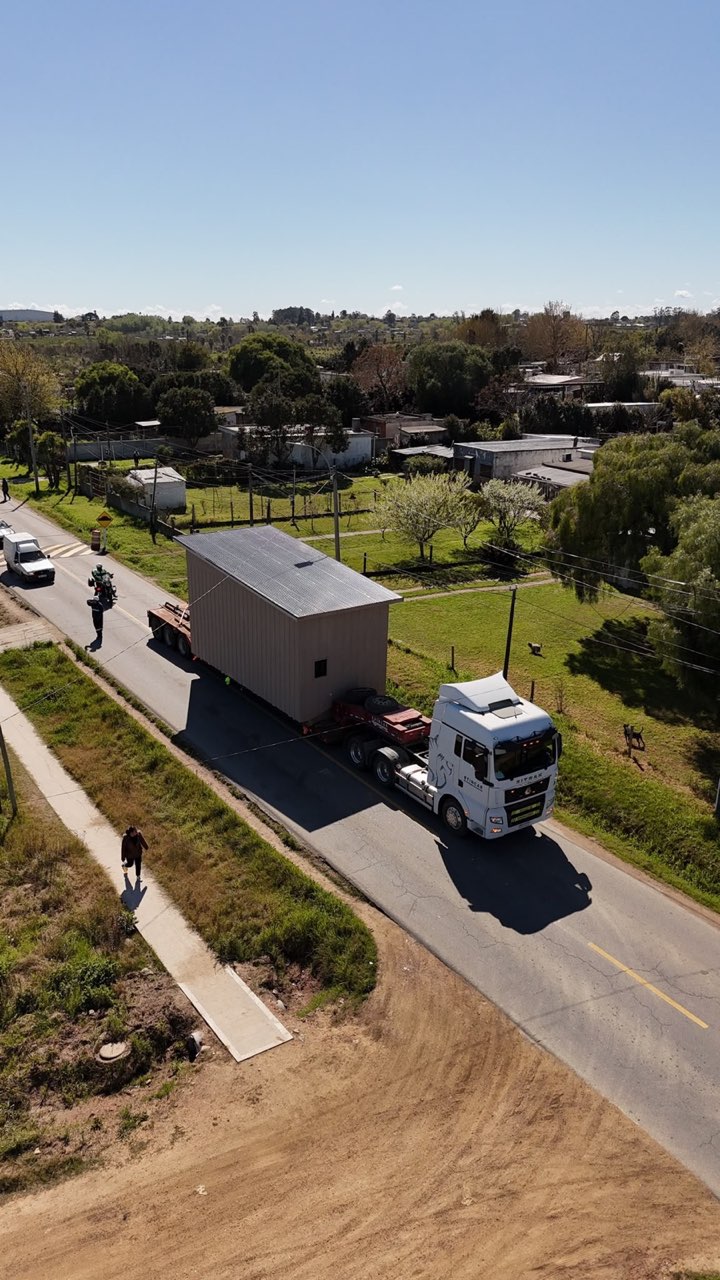 Casilla prefabricada siendo remolcada por una ruta
